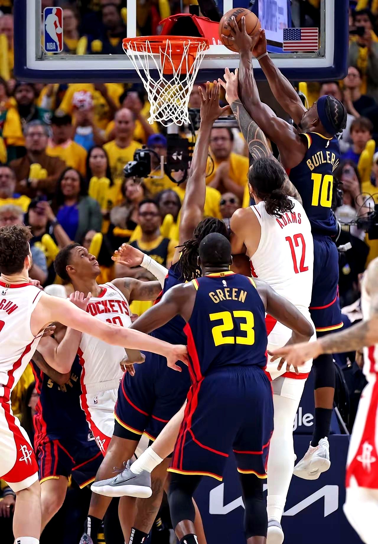 球队高位逼抢,场上篮球气质犹存 球队高位逼抢,场上篮球气质犹存