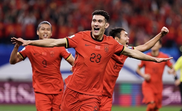 紧张的比赛给球迷带来一场视觉盛宴