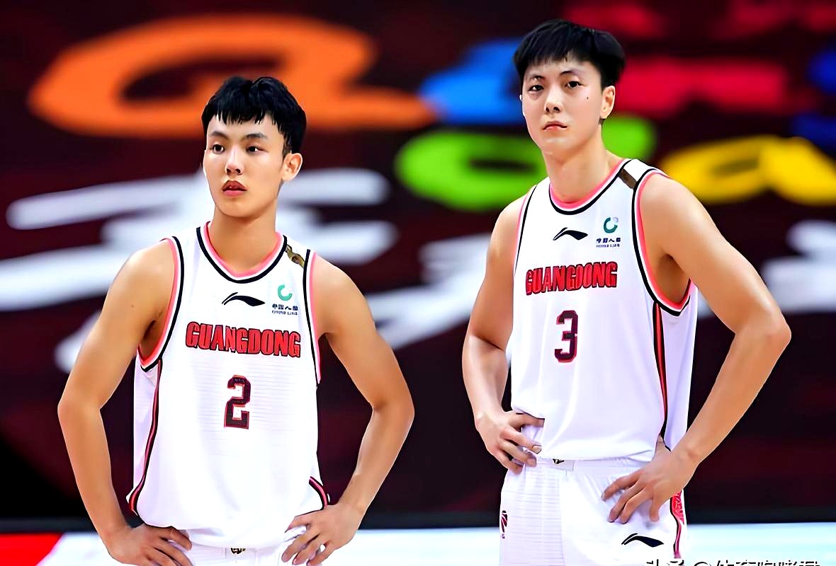 球队在比赛中展现出强大的团队合作精神 球队在比赛中展现出强大的团队合作精神