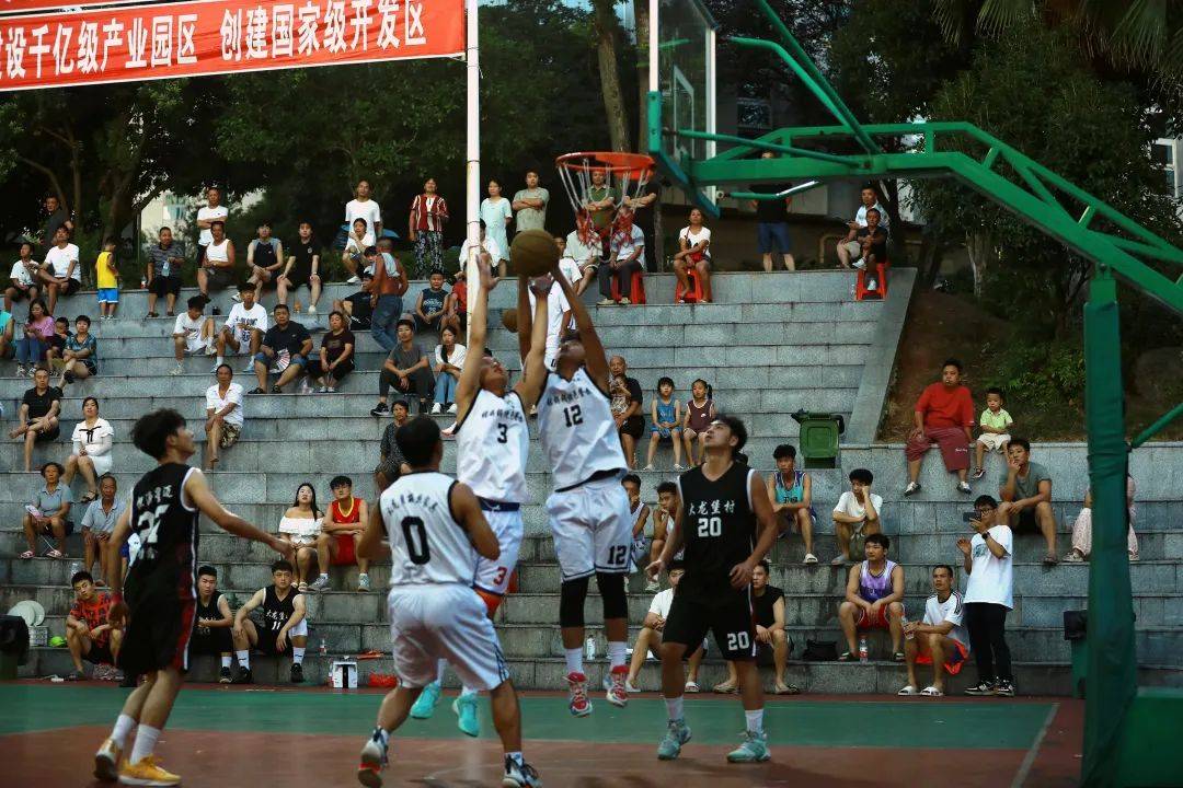 关于职业篮球赛事备受瞩目,球队竞争激烈赛况精彩的信息 关于职业篮球赛事备受瞩目,球队竞争激烈赛况精彩的信息