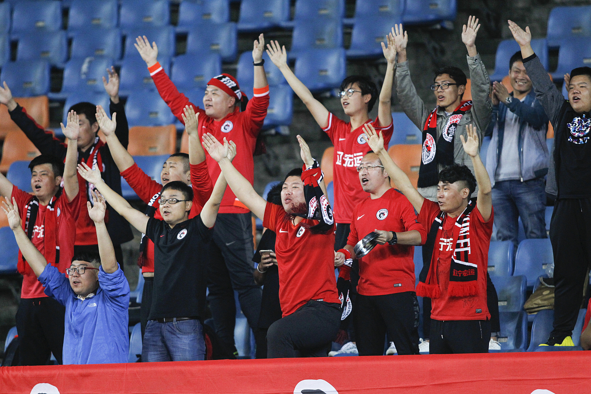 od体育电竞-包含赛场上一场精彩对决，势均力敌的两队握手言和的词条