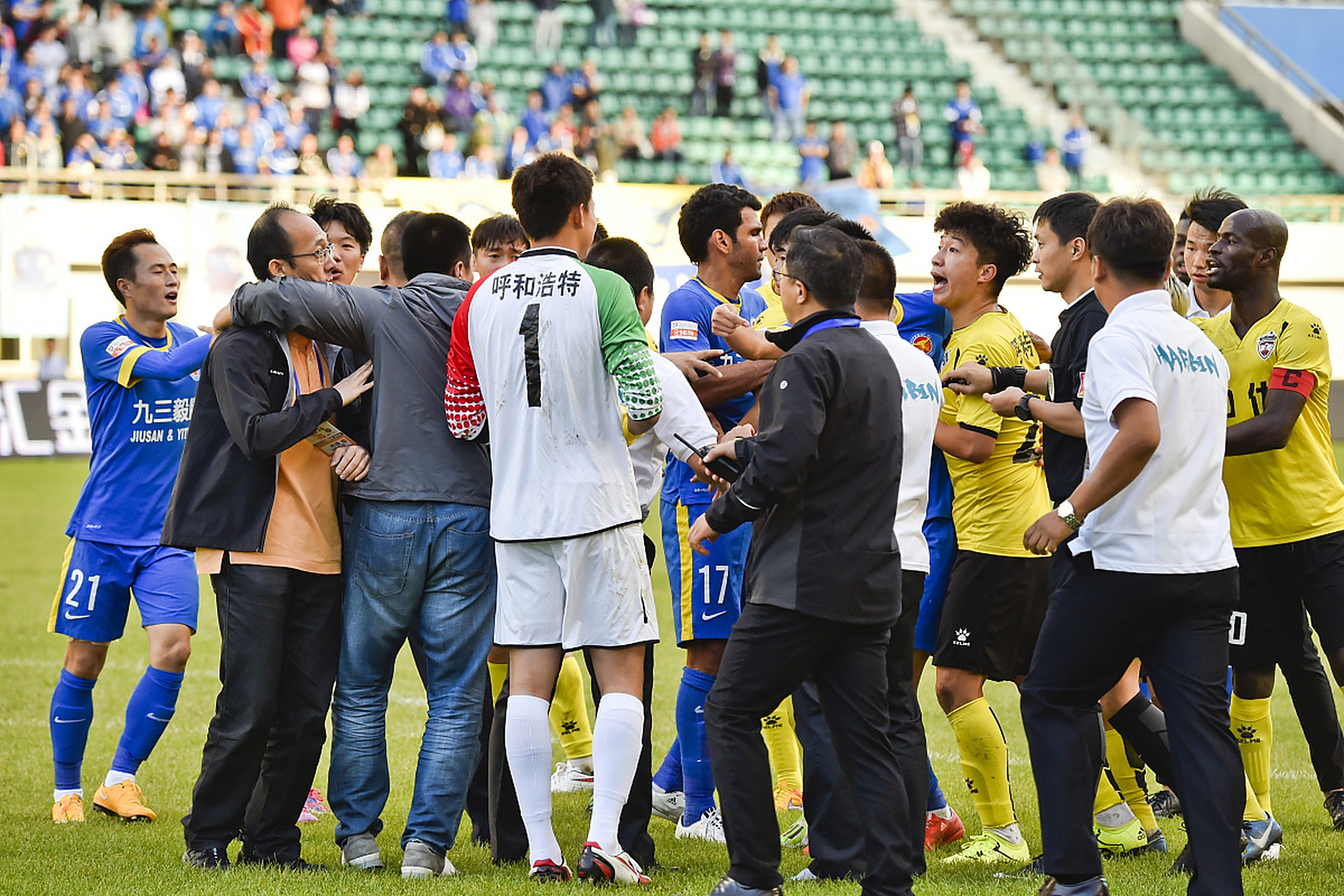 od体育官网-足球比赛再次引发热议，球员们备战期待胜利